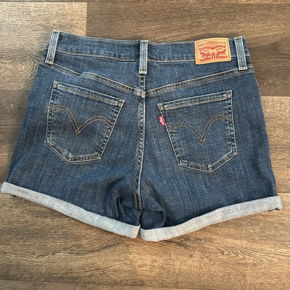New without tags Levi’s shorts.  Mid Length Shorts.  Women’s size 28. - Picture 4 of 5